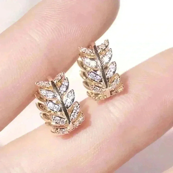 New Beautiful 18k Yellow Gold White Sapphire Leaf Huggies